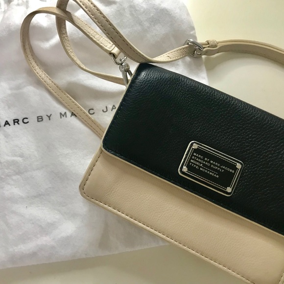 Marc Jacobs Handbags - Marc Jacobs Cross Body Bag!